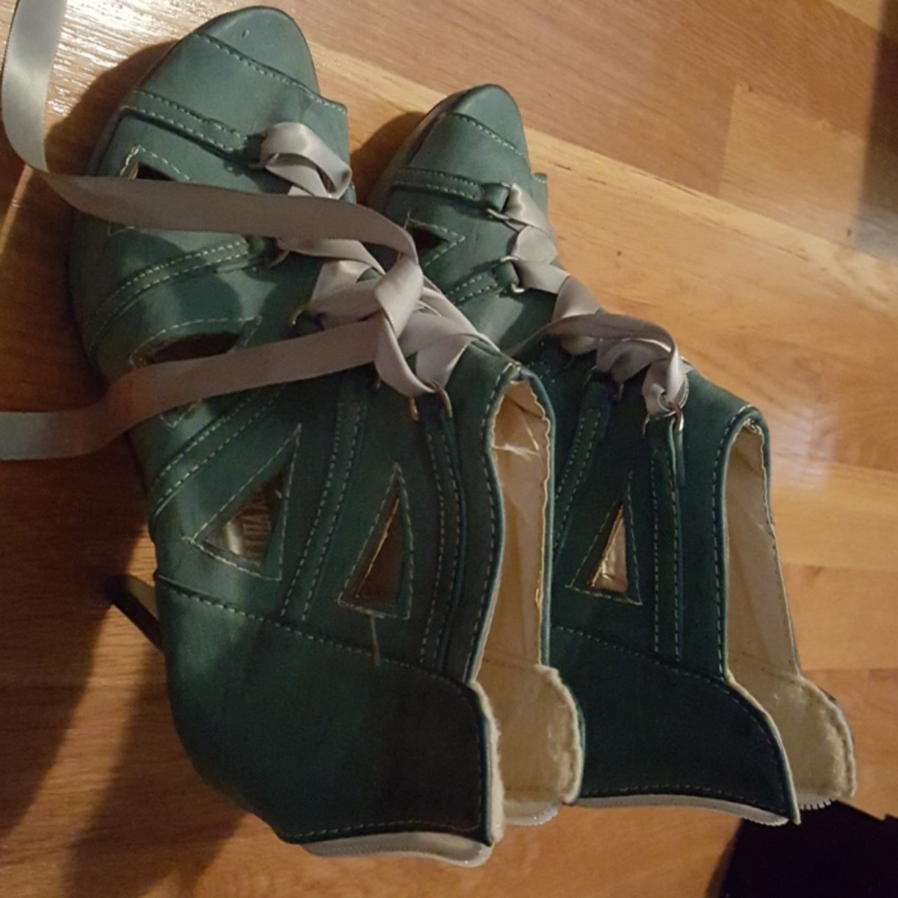 Shoes - Picture 3 of 4